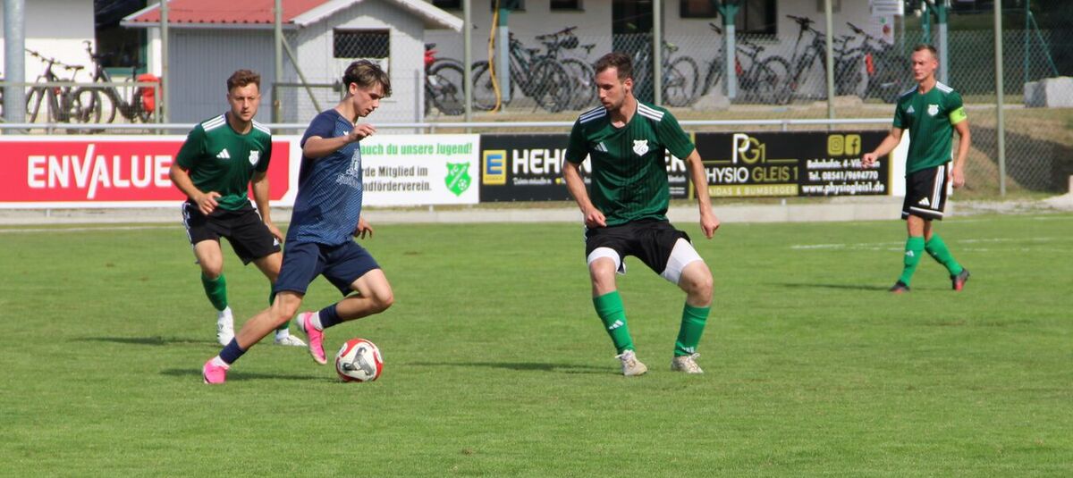 3 Schuster-Assists, 3. Sieg, 3. Mal zu Null: FCA lässt auch Hofkirchen abblitzen
