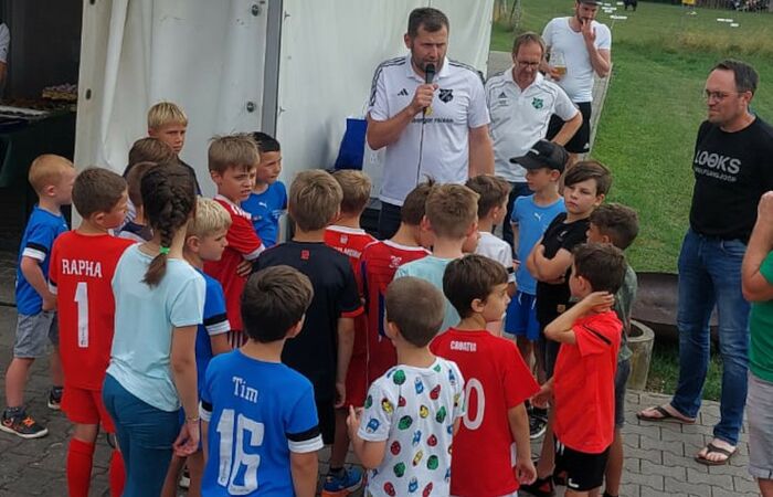 Große Abschlussfeier der Kinder und Jugendlichen auf dem Sportplatz