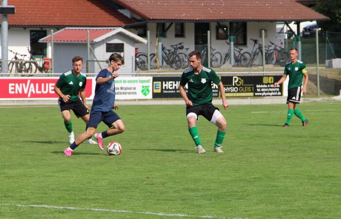 3 Schuster-Assists, 3. Sieg, 3. Mal zu Null: FCA lässt auch Hofkirchen abblitzen