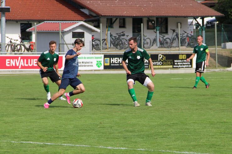 3 Schuster-Assists, 3. Sieg, 3. Mal zu Null: FCA lässt auch Hofkirchen abblitzen